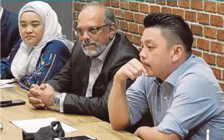  ?? BERNAMA PIC ?? (From right) Internatio­nal Trade and Industry Minister Darell Leiking and Malaysian Ambassador to Thailand Datuk Jojie Samuel during a meeting with members of the Malaysia-Thailand Chamber of Commerce in Bangkok on Saturday.