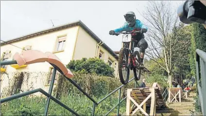  ?? FOTO: MIREYA LÓPEZ ?? Iraitz Etxebarria muestra su habilidad en el descenso en uno de los puntos más atractivos del Bilbao Downhill