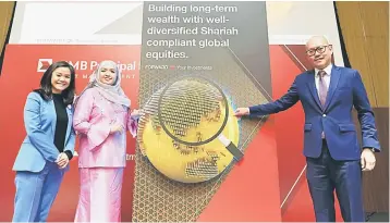  ??  ?? Munirah (centre), CIMB-Principal chief investment officer (right) Patrick Chang, and head of Agency and Business Developmen­t Grace Allison Toh at the launch of CIMB Islamic Global Equity Fund.The new fund offers Malaysian retail and corporate investors...