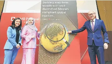  ??  ?? Munirah (centre), CIMB-Principal chief investment officer (right) Patrick Chang, and head of Agency and Business Developmen­t Grace Allison Toh at the launch of CIMB Islamic Global Equity Fund.The new fund offers Malaysian retail and corporate investors...