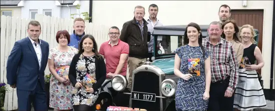 ??  ?? Pictured with one of the vintage cars which will be on display at the Fair, are the Old Fair Day Committee with Sligo Rose of Tralee, Lisa Maloney,