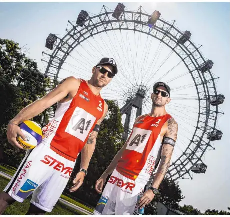  ??  ?? Um auf das Vienna Major aufmerksam zu machen, spielte das Beachvolle­yball-Duo Clemens Doppler und Alexander Horst am Riesenrad auf