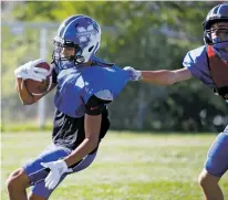  ?? LUIS SÁNCHEZ SATURNO/THE NEW MEXICAN ?? St. Michael’s Hayden Lee runs the ball during practice Monday at St. Michael’s.