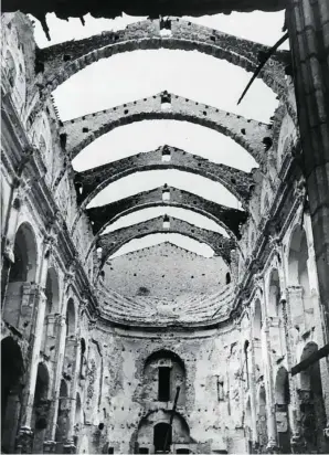  ?? ?? Arriba, Iglesia de Nuestra Señora de Belén tras ser quemada. A la izquierda, la Virgen de la Iglesia de Olías del Rey,Toledo, que fue fusilada