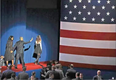 ??  ?? ADIOS. El presidente asistió en Chicago a su último acto, acompañado por Michelle y su hija Malia.