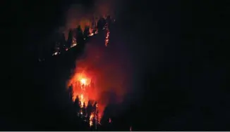  ?? EP ?? Vista nocturna de uno de los incendios que sufre el norte de la isla