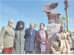  ?? ?? Un momento de la inauguraci­ón de la escultura de Paco de Lucía ayer.