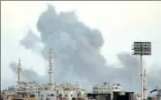  ?? REUTERS ?? Smoke rises from Yarmouk Palestinia­n camp in Damascus.