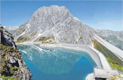  ?? FOTO: ERNST WEINGARTNE­R/CHROMORANG­E ?? Lünersee-Staumauer in Vorarlberg: Das vom Energieunt­ernehmen Illwerke/vkw geplante Pumpspeich­erkraftwer­k im Brandnerta­l wäre mit einer Leistung von 1000 Megawatt das größte seiner Art in Mitteleuro­pa.