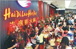  ?? ZHENG SHUAI / FOR CHINA DAILY ?? Customers wait for tables at a Haidilao Hot Pot restaurant in Fuzhou, Fujian province. The restaurant chain is known among Chinese consumers for its quality services.