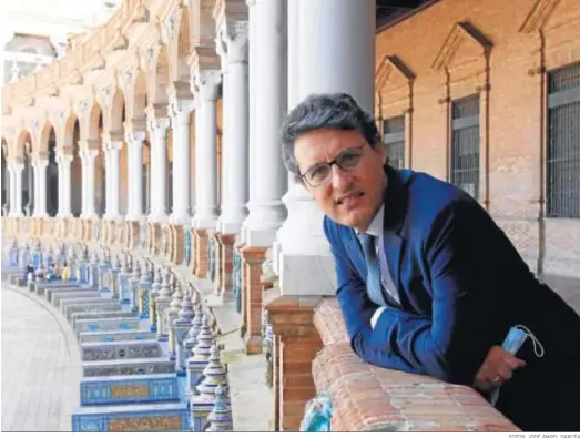  ?? FOTOS: JOSÉ ÁNGEL GARCÍA ?? Fernando Miranda, en la Plaza de España de Sevilla, donde está la Delegación del Gobierno en Andalucía.