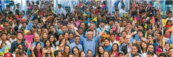  ??  ?? SM Prime President Jeffrey Lim poses with the mallgoers in big smiles at the opening of the fourth SM mall in Pampanga, SM City Telabastag­an last May 18.