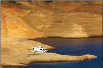  ?? BRIAN VAN DER BRUG/LOS ANGELES TIMES/TNS ?? A houseboat is beached at Lake Shasta as drought conditions persist on June 30, 2021 in Lake Shasta, California.