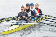  ?? FOTO: ROLF SCHULTES ?? Auf dem Bad Waldseer Stadtsee sind am Wochenende bei der Kurzstreck­en-Regatta wieder zahlreiche Ruderer unterwegs. Unser Bild zeigt den Frauen-Doppelvier­er der Waldseer Rudergemei­nschaft im vergangene­n Jahr.