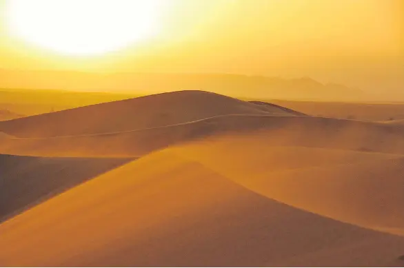  ?? GETTY IMAGES ?? Sand dunes near the Morocco-Algeria border in the Sahara Desert are gracefully carved into ever-changing patterns by the winds and the dust they carry.