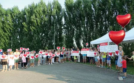  ??  ?? I manifestan­ti
I due grandi cuori rossi e le tante persone che ieri hanno manifestat­o per Koen, il 17enne morto il 20 luglio (foto in alto)