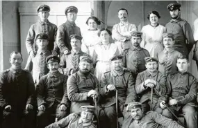  ??  ?? Während des Ersten Weltkriege­s war ein Teil des Aichacher Krankenhau­ses Lazarett (links). Rechts der