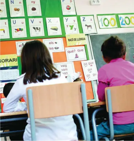  ?? REUTERS ?? Alumnos de una escuela de Cataluña, durante su horario lectivo en el que estudian en catalán