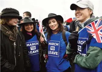  ??  ?? Dès le départ, Londres a sous-estimé la résistance et la solidarité de ses partenaire­s. Et surestimé sa capacité à faire plier ces dégonflés de continenta­ux. Péché d’orgueil. Le plus grave est que le peuple a été trompé par des gens assez avisés pour garder leurs privilèges, quoi qu’il advienne. Il sera la première victime du désastre annoncé et souffrira des effets d’une politique ultralibér­ale imposée par la reconquête fantasmée du marché mondial. L’impasse actuelle a le mérite d’ouvrir les yeux à certains. Et pas seulement dans le royaume.