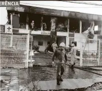 ??  ?? Bombeiros trabalham para conter incêndio na Coordenaçã­o de Emergência da Barra da Tijuca
