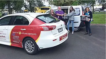  ??  ?? Lyn Plew and Kiara Jasper collect meals from delivery staff.