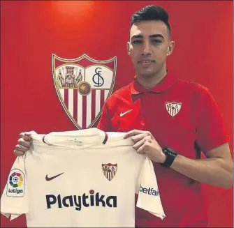  ?? FOTO: SEVILLA FC ?? Munir, posando con la camiseta de su nuevo equipo, el Sevilla