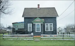  ?? JEREMY FRASER/CAPE BRETON POST ?? Pictured is the front of a home on Fulton Avenue is Westmount. Residents in the neighbourh­ood believe the home is dangerous and unsightly and want action taken to make sure the property is cleaned up.