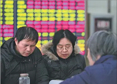  ?? XU CONGJUN/FOR CHINA DAILY ?? Investors at a brokerage in Nantong,