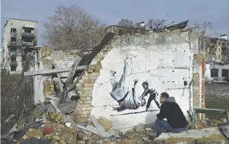  ?? AFP ?? artista Bansky reveló un nuevo grafiti en un edificio bombardead­o