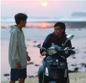  ?? ROBERTUS RISKY/JAWA POS ?? TEMARAM: Tim Jawa Pos memungkasi road trip dengan menyaksika­n matahari terbenam di Pantai Ngliyep.