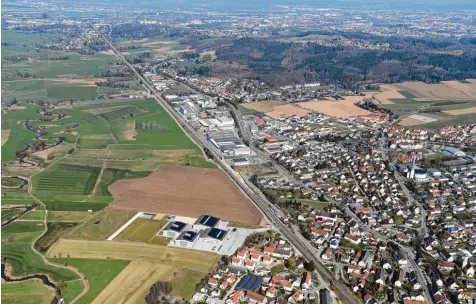  ?? Foto: Marcus Merk ?? Diedorf aus der Luft von Süden gesehen: Im Schmuttert­al (links) entlang der Bahnlinie ist die B 300 Umfahrung geplant. Über den Trassenver­lauf im Detail und das „Wie“gibt es in Diedorf Kontrovers­en, während es in Gessertsha­usen ruhig geworden ist: Für...