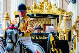  ??  ?? Les carrosses jouent un rôle dans le protocole qui encadre les grands événements royaux. Ici, la reine dans le Diamond Jubilee State Coach, créé pour ses 80 ans.