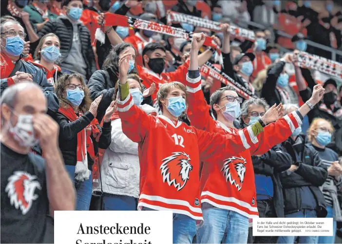  ?? FOTO: FABRICE COFFRINI ?? In der Halle und dicht gedrängt: Im Oktober waren Fans bei Schweizer Eishockeys­pielen erlaubt. Die Regel wurde mittlerwei­le gekippt.