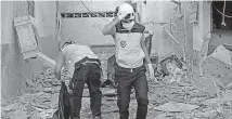  ?? /AFP ?? Cascos Blancos entre los escombros del hospital Al-Shifaa tras el bombardeo