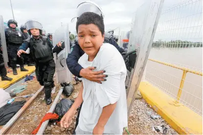  ??  ?? La caravana está constituid­a por unas 3 mil personas, entre mujeres, ancianos y niños.