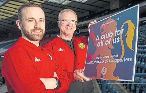  ?? SNS. ?? Alex McLeish, right, and assistant coach James McFadden promote the Scotland Season Ticket campaign.
