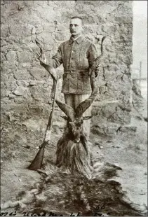  ??  ?? Grand markhor du Kashmir, en 1926. Dans leur empire, les Anglais furent de grands chasseurs de ce caprin.