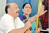  ?? DC ?? TRS leaders Konda Surekha and her husband Konda Murali address a press conference at Somajiguda in Hyderabad on Saturday. —