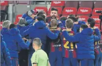  ?? FOTO: PEP MORATA ?? Piqué, diana en el 90 para remontar ante el Sevilla