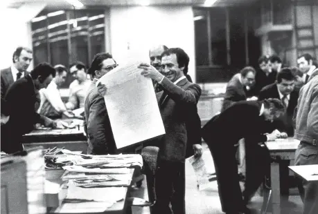  ??  ?? In tipografia A sinistra: Piero Ottone, al centro, osserva una pagina del «Corriere della Sera», di cui è stato direttore dal 1972 al 1977 (foto di Uliano Lucas). Qui sotto: Ottone oggi nella sua casa di Camogli