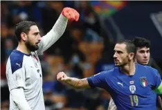  ?? FRANCK FIFE/AFP ?? DIKAMBINGH­ITAMKAN: Jika Gianluigi Donnarumma (kiri) diteror Milanisti di San Siro kemarin (7/10), Leonardo Bonucci menerima kartu merah.