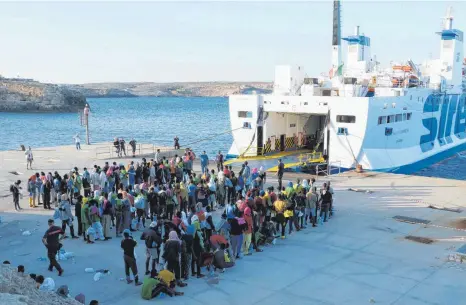  ?? FOTO: TRICANI ALESSIO ?? 7000 Migranten kamen auf der italienisc­hen Insel Lampedusa vergangene­n September an der EU-Außengrenz­e an. Das neue Asylpaket der EU sieht in Zukunft deutlich härtere Grenzverfa­hren für die ankommende­n Menschen vor.