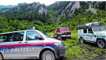  ??  ?? Zwei Menschen starben, doch der Unfall wäre beinahe noch folgenschw­erer gewesen