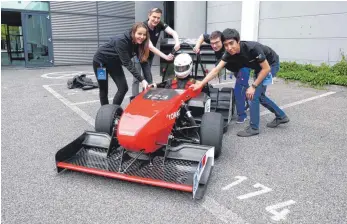  ?? FOTO: BRIGITTE GEISELHART ?? Präsentier­en stolz ihren nagelneuen 2018er Elektro- Boliden: vom Team der DHBW Ravensburg ( von links) Luisa Deiderichs, Bjarne Johannsen, Fahrer Manuel Metzler, Florian Berger und Jan Kaetker.