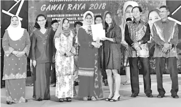  ??  ?? Fatimah (centre) presents the prize and certificat­e to Yii. Also seen are Harden (second right) and Rosey (third left).