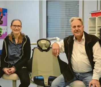  ?? Fotos: Ralf Gengnagel ?? Seit 42 Jahren betrieb Dr. Wolfgang Forstner die Zahnarztpr­axis in Burgau. Seine Tochter Dr. Sarah Anderhofst­adt hat im vergangene­n Jahr die Praxis übernommen und zieht in neue Räume um.