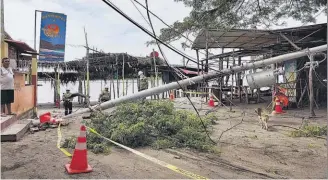  ?? ?? Al menos 15 comercios del sector fueron afectados el martes por el fuerte oleaje.