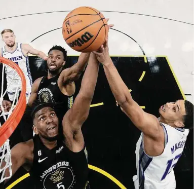  ?? Ezra Shaw/Getty Images ?? Golden State’s Kevon Looney (5) helped make up for the absence of Draymond Green in a must-win Game 3 with a stat line worthy of the suspended forward: four points, 20 rebounds and nine assists.