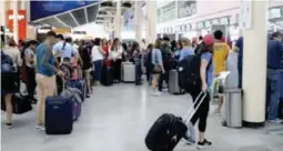  ?? ?? DESTINOS. Turistas se movilizan hacia las principale­s playas de país.