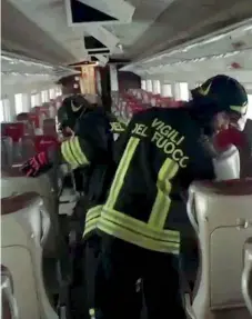  ??  ?? Controlli
I vigili del fuoco tra i sedili dopo aver messo in salvo i passeggeri